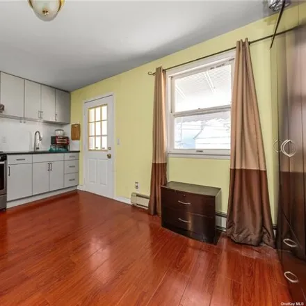 Image 2 - 20-30 1/2 127th Street, New York, NY 11356, USA - House for sale