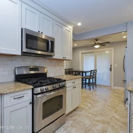 Image 8 - 22 Jones Place, New York, NY 10310, USA - House for sale