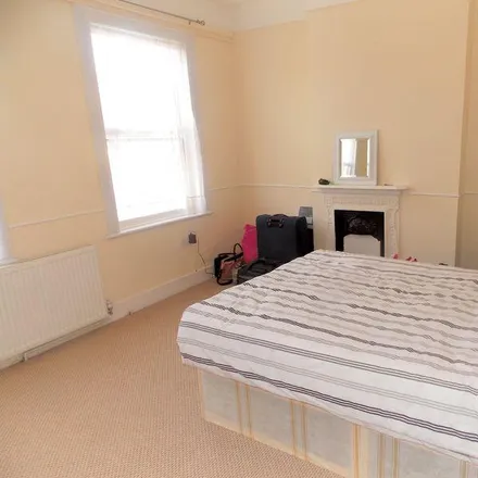 Rent this 4 bed duplex on Waterloo Road in London, UB8 2GG