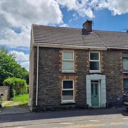Rent this 3 bed townhouse on Afon Road in Llangennech, SA14 8UL