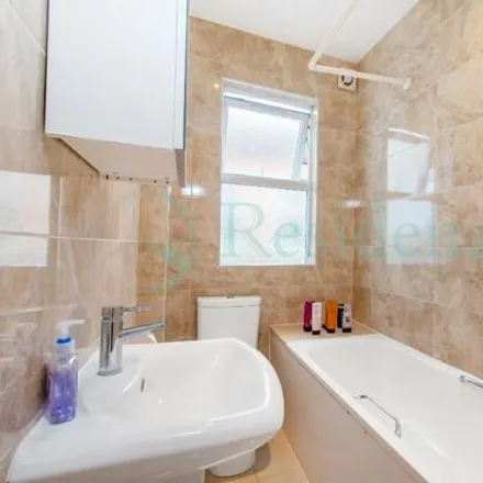 Image 6 - Gassiot Road, London, SW17 8HG, United Kingdom - Townhouse for rent
