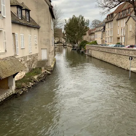 Rent this 2 bed apartment on 26 Place des Épars in 28000 Chartres, France