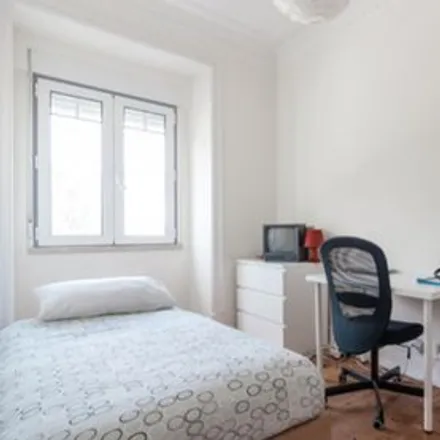 Rent this 6 bed room on Avenida Rovisco Pais