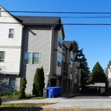 Rent this 3 bed condo on 2969 SE 92nd Avenue