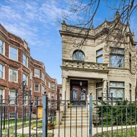Rent this 3 bed house on 940 West Cuyler Avenue in Chicago, IL 60613
