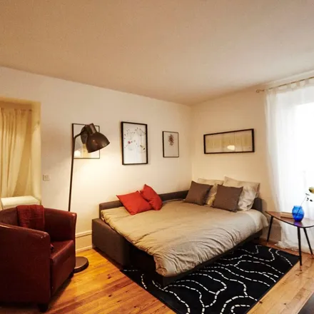 Image 2 - 14 Rue Houdon, 75018 Paris, France - Apartment for rent