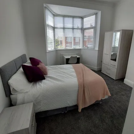 Image 2 - Fairholm Road, Newcastle upon Tyne, NE4 8AS, United Kingdom - Apartment for rent