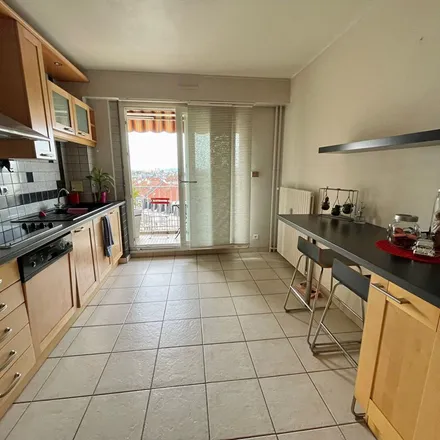 Rent this 3 bed apartment on 61 Rue de Pouilly in 57000 Metz, France