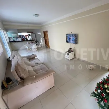 Buy this 3 bed house on Rua Kátia Regina Cardoso in Santa Rosa, Uberlândia - MG
