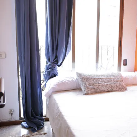 Rent this 5 bed room on Avinguda del Paral·lel in 130, 08015 Barcelona