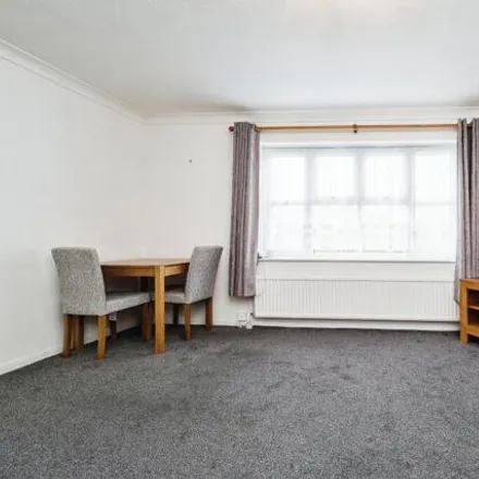 Image 4 - Delivery Office, Abbs Cross Gardens, London, RM12 4XJ, United Kingdom - Apartment for sale