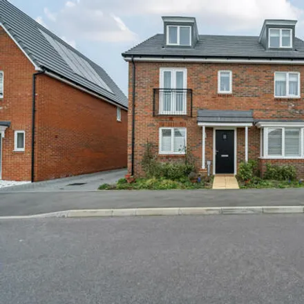 Buy this 5 bed house on Donnington Grove in Binfield, RG42 4JS