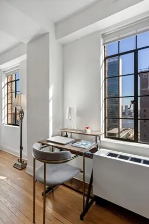 Image 5 - Woodstock Tower, 320 East 42nd Street, New York, NY 10017, USA - Apartment for sale