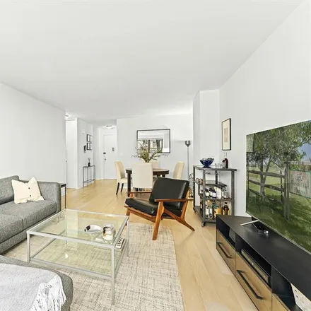 Image 2 - 245 EAST 25TH STREET 4K in Gramercy Park - Apartment for sale