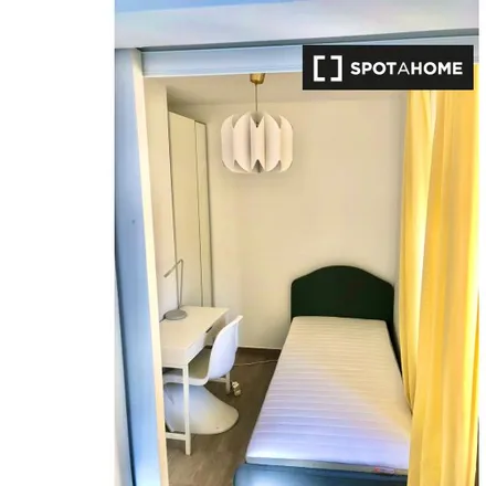 Rent this 6 bed room on Estação de Roma-Areiro in Avenida Frei Miguel Contreiras, 1000-009 Lisbon