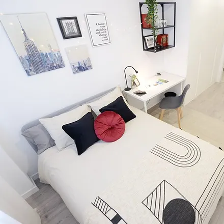 Rent this 4 bed room on Bizkaia Dorrea in Plaza Garellano, 48002 Bilbao