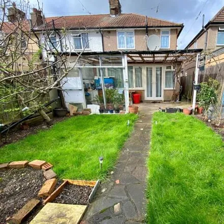 Image 1 - Wolsey Grove, Burnt Oak, London, HA8 0PH, United Kingdom - Duplex for sale