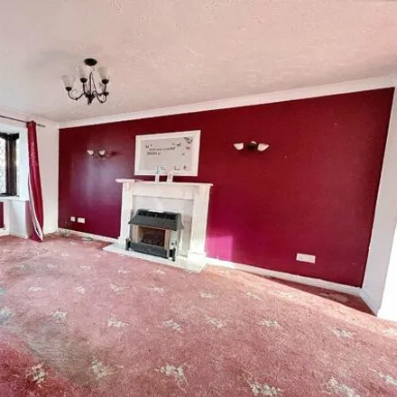 Image 2 - 4 Willow Mount, Wrenthorpe, WF2 9TF, United Kingdom - House for sale