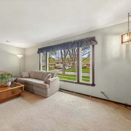 Image 7 - 6864 Meadowcrest Drive, Downers Grove, IL 60516, USA - House for sale