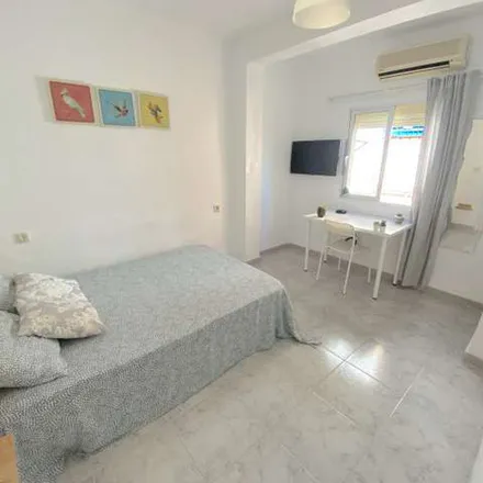 Image 6 - Escuela Oficial de Idiomas, Avenida Doctor Fedriani, 41009 Seville, Spain - Apartment for rent