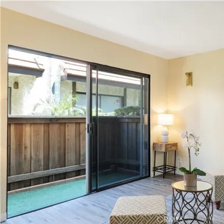 Image 2 - 9537 Sylmar Avenue, Los Angeles, CA 91402, USA - Townhouse for sale