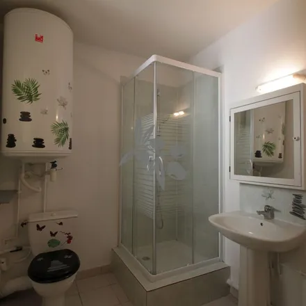 Rent this 3 bed apartment on 35 Avenue de la République in 84420 Piolenc, France