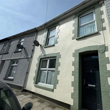 Rent this 4 bed townhouse on Oakfield Terrace in Llwynypia, CF40 2TE