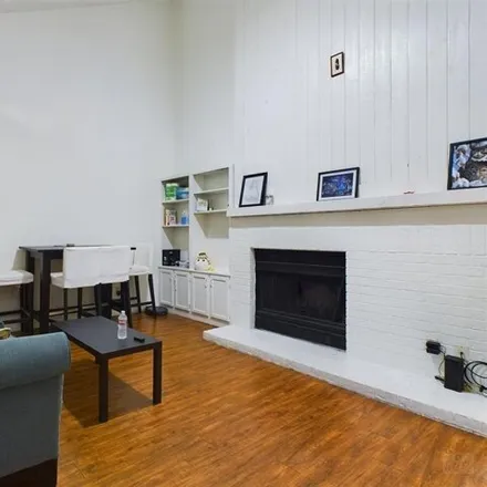 Rent this 3 bed condo on 908 Poplar Street in Austin, TX 78705