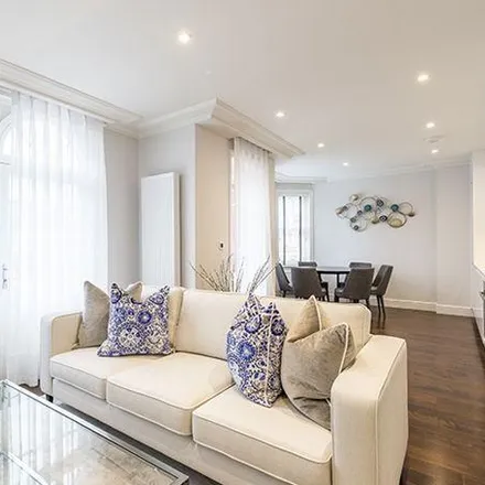 Rent this 3 bed apartment on Ravenscourt Park in London, W6 0TH