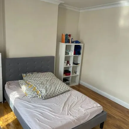 Image 5 - Park Road, London, NW4 3PQ, United Kingdom - Apartment for rent