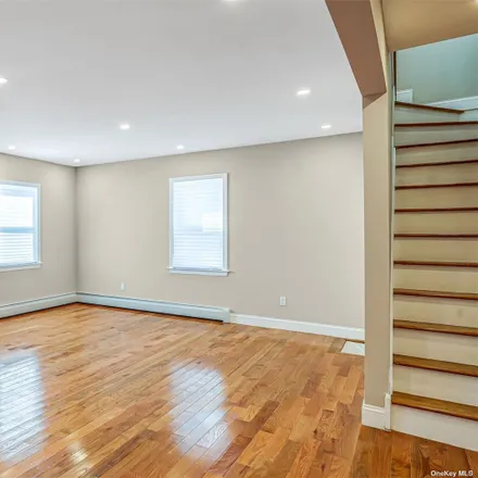 Image 3 - 236-13 120th Avenue, New York, NY 11411, USA - House for sale