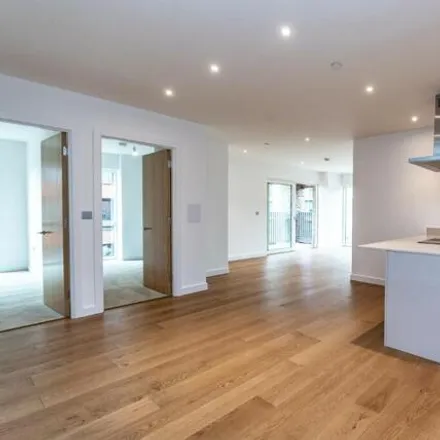 Rent this 3 bed room on Pandorea House in Lismore Boulevard, London