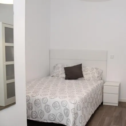 Rent this 6 bed room on Calle de la Cava Alta in 15, 28005 Madrid