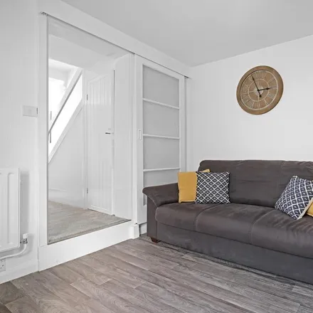 Image 8 - Ashford Crescent, Ashford, TW15 3EB, United Kingdom - Apartment for rent