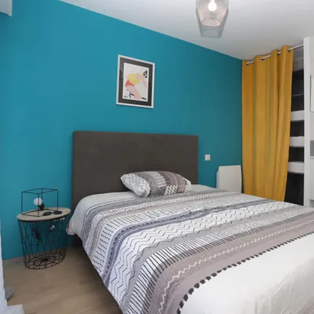 Rent this 2 bed room on 45 Rue Félix Ménétrier in 44300 Nantes, France