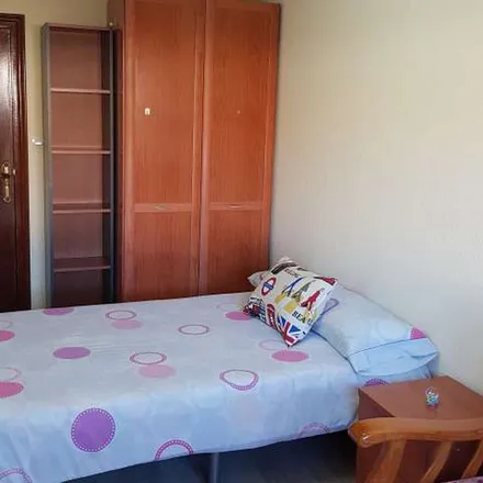 Rent this 4 bed apartment on Calle Fray Luis de Granada in 24, 37007 Salamanca