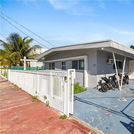 Image 2 - 8221 Crespi Boulevard, Miami Beach, FL 33141, USA - House for sale