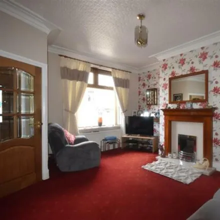 Image 3 - unnamed road, Queensbury, BD13 1BH, United Kingdom - Townhouse for sale