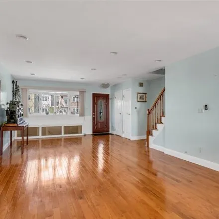 Image 3 - 904 Dean Ave, New York, 10465 - House for sale