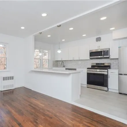 Image 5 - 729 East 81st Street, New York, NY 11236, USA - House for sale