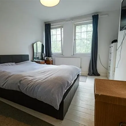 Image 5 - Swinburne House, Bethnal Green Estate, London, E2 0HS, United Kingdom - Apartment for sale