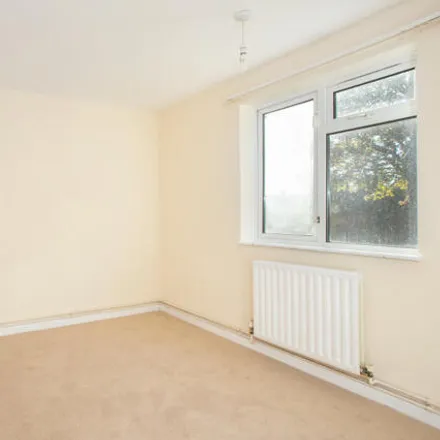 Image 6 - Neville Close, Salisbury, SP1 3EH, United Kingdom - Apartment for sale