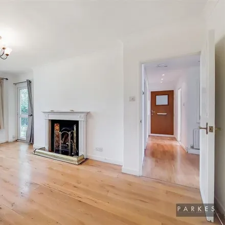 Rent this 3 bed apartment on Hail & Ride Pearscroft Road in Pearscroft Road, London