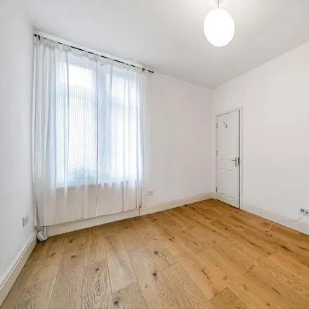 Image 4 - Gassiot Road, London, SW17 8LB, United Kingdom - Apartment for rent