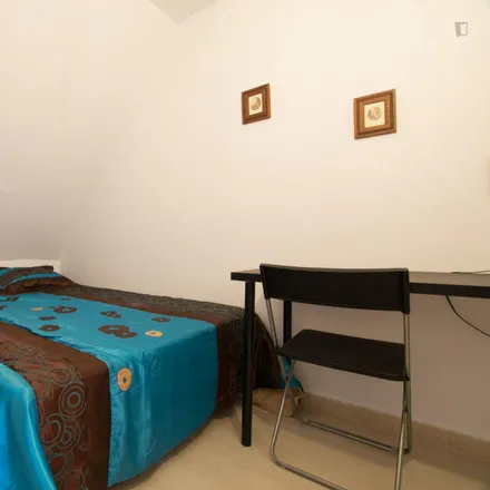Rent this 6 bed room on Madrid in Calle Leopoldo Alas Clarín, 28806 Alcalá de Henares