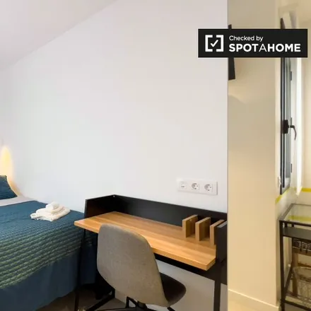 Rent this 7 bed room on Carrer del Montseny in 08903 l'Hospitalet de Llobregat, Spain