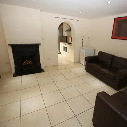 Rent this 4 bed townhouse on Friern Barnet Road in London, N11 1NE