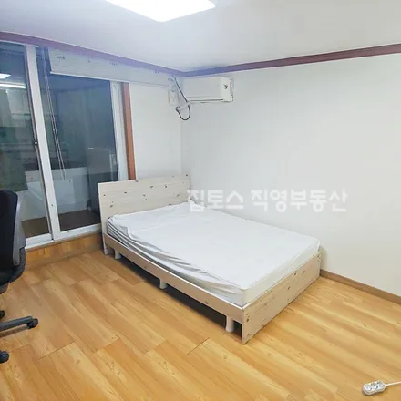 Rent this studio apartment on 서울특별시 서대문구 대현동 67-17