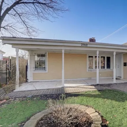 Image 2 - 2742 North Meade Avenue, Chicago, IL 60630, USA - House for sale