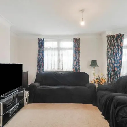 Image 2 - Kenilworth Gardens, Southend-on-Sea, SS0 0BN, United Kingdom - House for sale